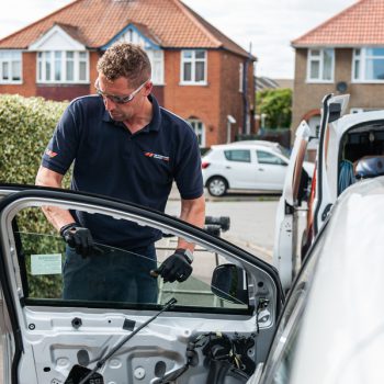 car side window and windscreen technician