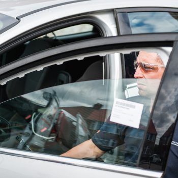 car side window and windscreen technician