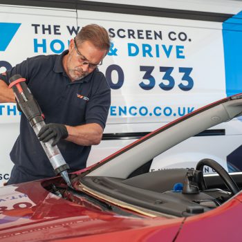 windscreen technician and tool
