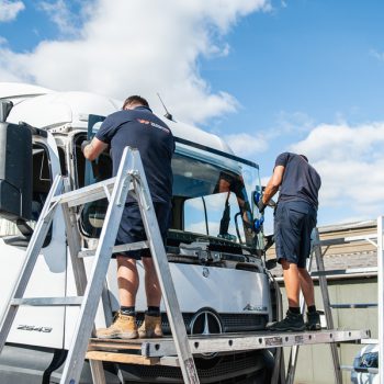 2 man windscreen replacement on hgv